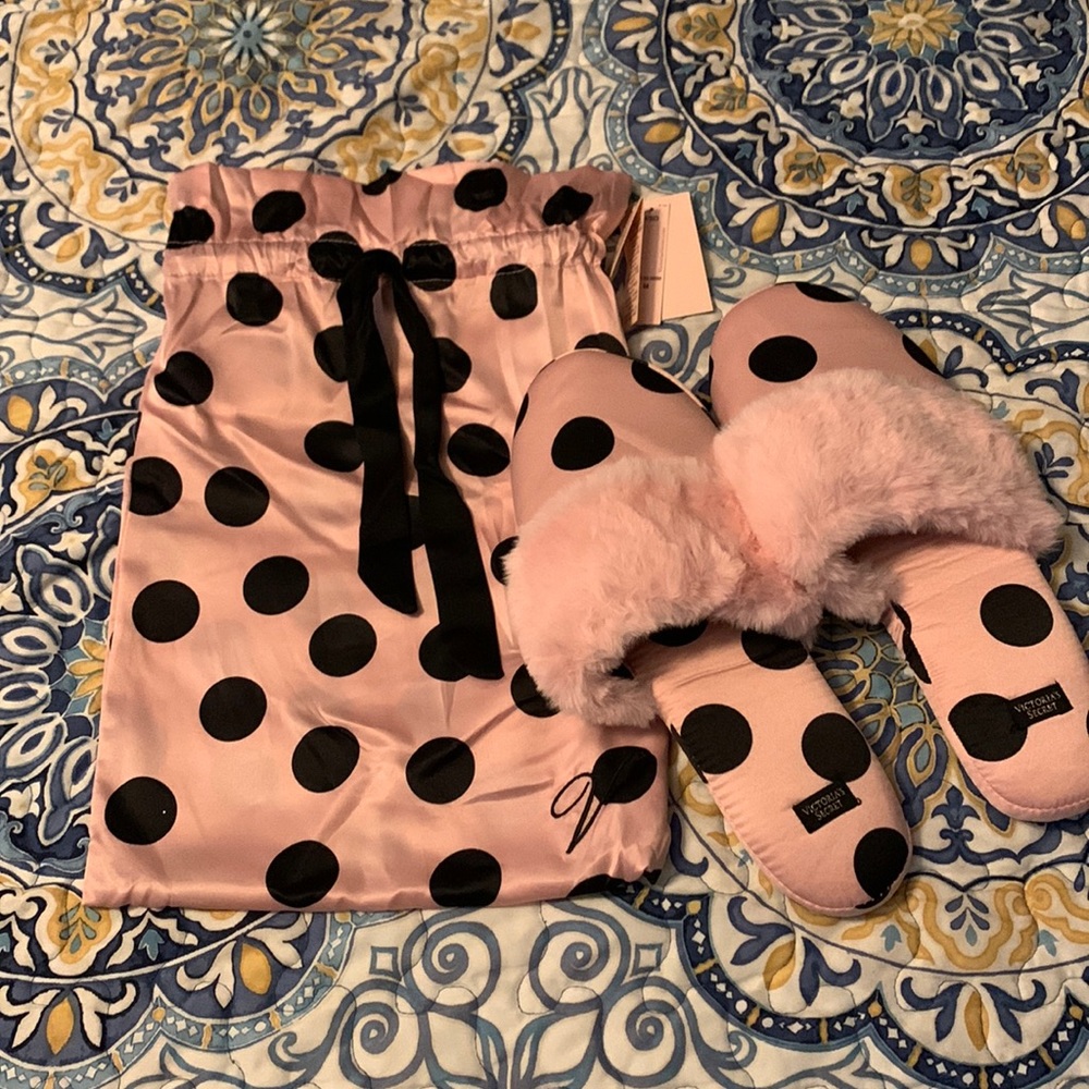 BNWT VICTORIA’S SECRET Pink w/ black polka dots slippers sz M (7-8) & carry bag